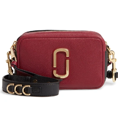 MARC JACOBS THE SOFTSHOT 21 CROSSBODY BAG - BURGUNDY
