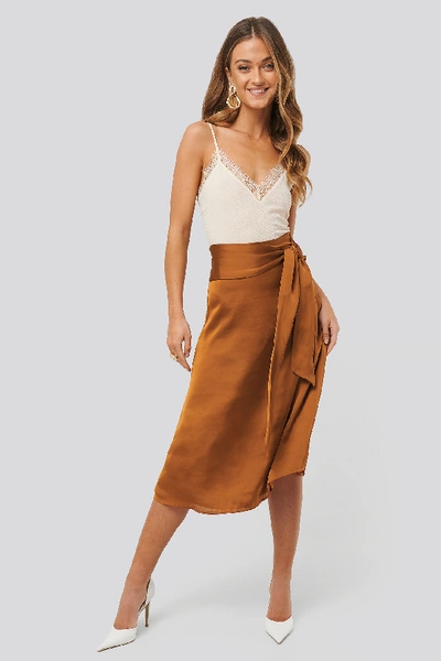 ANNA SKURA X NA-KD TIE WAIST SATIN SKIRT - ORANGE