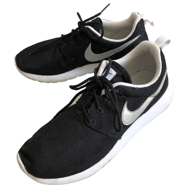 nike roshe run black trainers