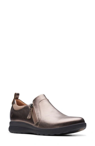 CLARKSR UN ADORN ZIP SNEAKER