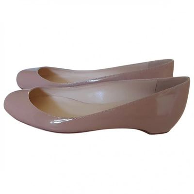 CHRISTIAN LOUBOUTIN BEIGE PATENT LEATHER BALLET FLATS