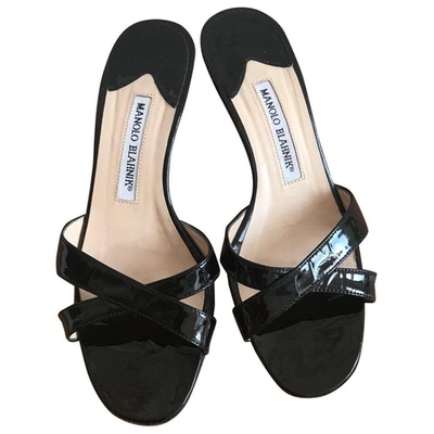 MANOLO BLAHNIK BLACK PATENT LEATHER SANDALS