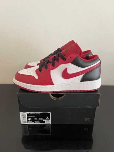 NIKE NIKE AIR JORDAN 1 LOW (GS) „REVERSE CHICAGO / BULLS“ - GRÖSSE: EU 36.5 - NEU