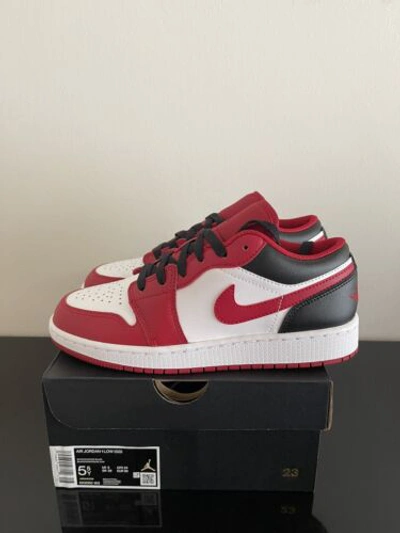 NIKE NIKE AIR JORDAN 1 LOW (GS) „REVERSE CHICAGO / BULLS“ - GRÖSSE: EU 38 - NEU
