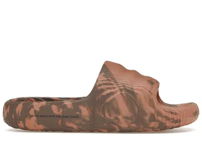 ADIDAS ORIGINALS MEN'S ADIDAS ADILETTE 22 SLIDES SNEAKERS IN CLAY STRATA/EARTH STRATA/CORE BLACK