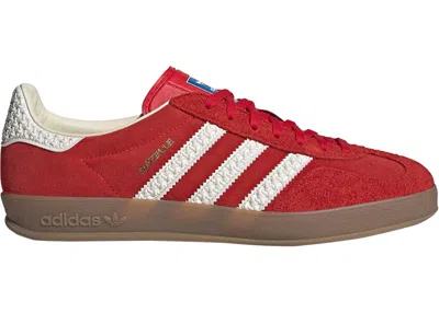 ADIDAS ORIGINALS MEN'S ADIDAS GAZELLE INDOOR GUM SNEAKERS IN BETTER SCARELET RED/OFF WHITE/GOLD METALLIC