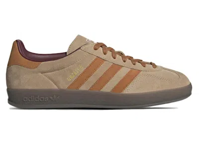 ADIDAS ORIGINALS MEN'S ADIDAS GAZELLE INDOOR SNEAKERS IN WARM SANDSTONE/CRAFT OCHRE/SHADOW RED