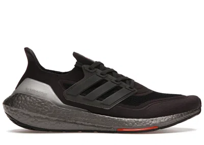ADIDAS ORIGINALS MEN'S ADIDAS ULTRA BOOST 21 BLACK SNEAKERS IN CARBON/SOLAR RED