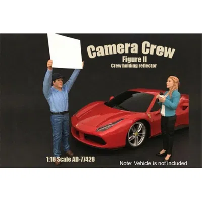 AMERICAN DIORAMA CAMERA CREW FIGURE II CREW HOLDING REFLECTOR FOR 1-18 SCALE