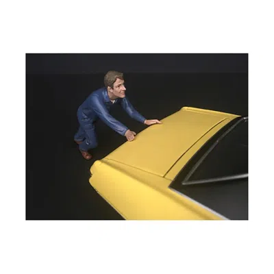 AMERICAN DIORAMA MECHANIC DARWIN PUSHING A CAR FIGURINE FOR 1-24 SCALE MODEL