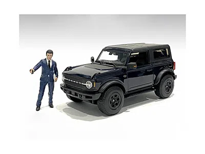 AMERICAN DIORAMA THE DEALERSHIP MALE SALESPERSON FIGURINE FOR 1/24 SCALE MODELS BY AMERICAN DIORAMA