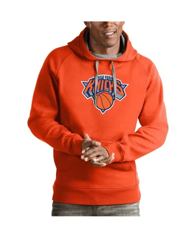 ANTIGUA MEN'S ORANGE NEW YORK KNICKS TEAM LOGO VICTORY PULLOVER HOODIE