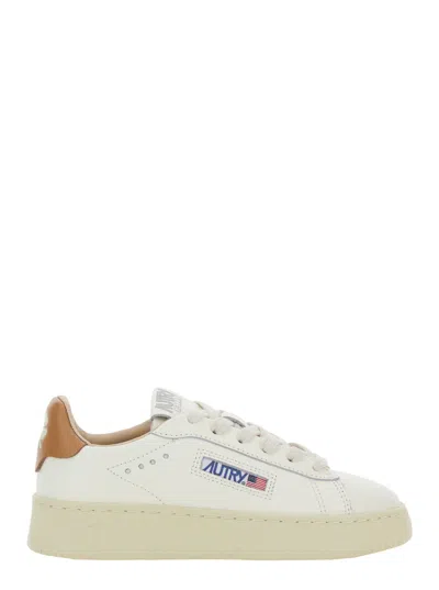 AUTRY DALLAS WHITE LOW TOP SNEAKERS WITH LOGO PATCH ON THE TONGUE AND CONTRASTING HEEL WITH LOGO IN LEATHE