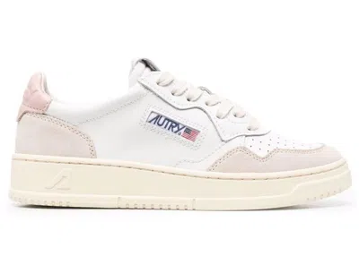 AUTRY MEDALIST LEATHER LOW (WOMEN'S) SNEAKERS IN WHITE/PINK