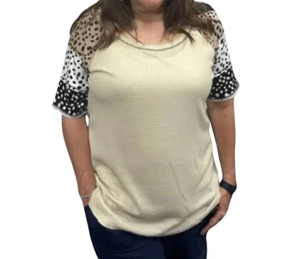 BIBI PRINTED SHORT SLEEVE TEE TOP IN TAUPE