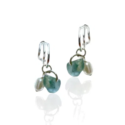 BIO-TRIMMINGS WOMEN'S SILVER / WHITE / GREEN GALTON TRIO PEARL HOOP EARRINGS - AQUA BIO-GEMS