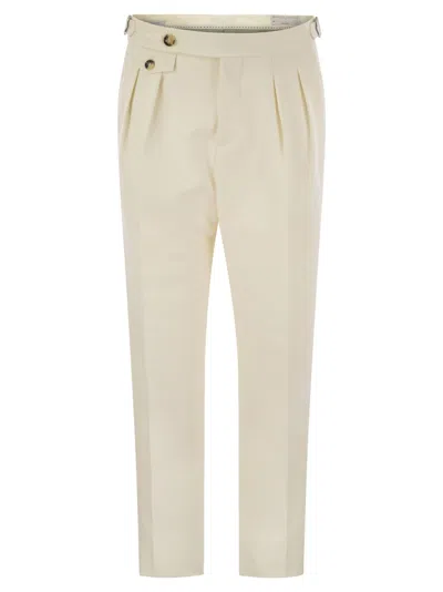 BRUNELLO CUCINELLI BRUNELLO CUCINELLI MEN TAILOR-FIT TROUSERS IN COTTON GABARDINE AND VIRGIN WOOL WITH DOUBLE INVERTED 