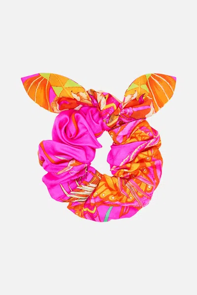 CAMILLA SCRUNCHIE A HEART THAT FLUTTERS