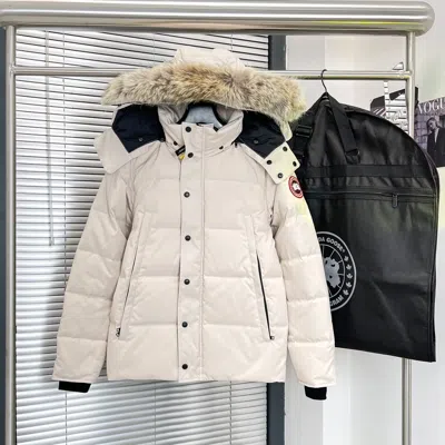 CANADA GOOSE CANADA GOOSE - BEIGE DAUNENJACKE KEEP WARM IN WINTER WITH A HOOD NEU9687