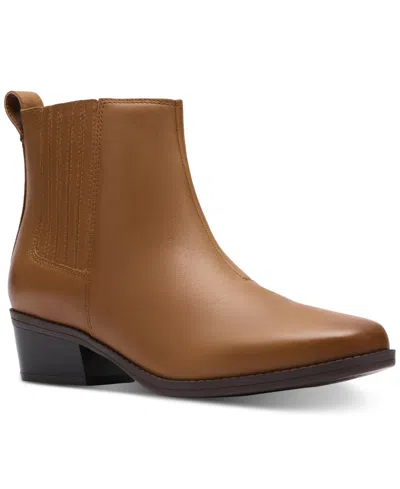 CLARKS COLLECTION WOMEN'S DANYELLE SKIP BLOCK HEEL BOOTIES