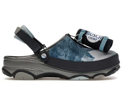 CROCS MEN'S CROCS CLASSIC ALLTERRAIN CLOG BUSCH BEER SNEAKERS IN NAVY/GREY/BLUE