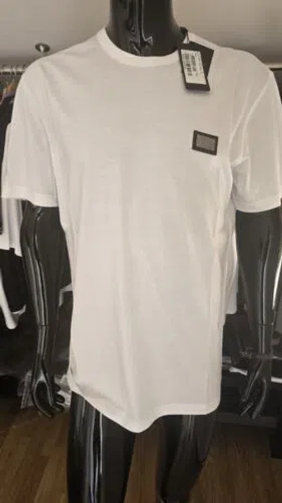 DOLCE & GABBANA DOLCE & GABBANA WHITE T-SHIRT WITH METALLIC PLAQUE