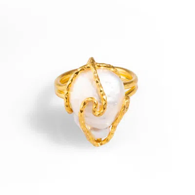 EBRU JEWELRY WOMEN'S GOLD / WHITE BAROQUE PEARL GOLD DESIGN ISIS CHUNKY RING - WHITE