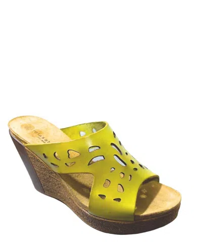 ERIC MICHAEL WOMEN'S EDEN WEDGE SANDALS IN PISTACHIO