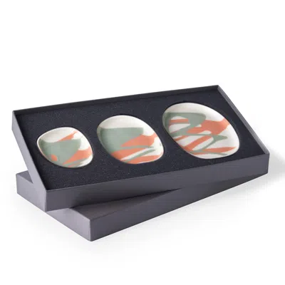 ESMA DEREBOY WHITE / GREEN / RED PEBBLE PLATE COLOUR WAVE SET OF THREE IVORY CORAL NILE