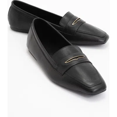 FOREVER & ALWAYS SHOES FOREVER & ALWAYS SHOES IRIDESSA LEATHER FLAT LOAFERS