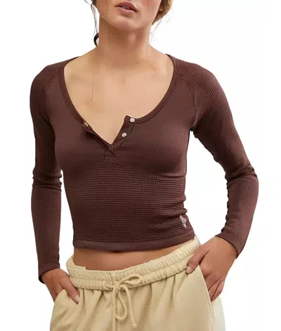 FREE PEOPLE BAIL OUT LONG SLEEVE LAYER TOP IN COCOA