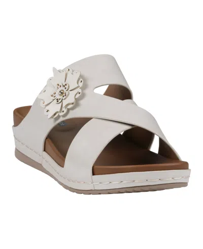 GC SHOES WOMEN'S NESSIE FLOWER WEDGE SANDALS