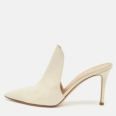 GIANVITO ROSSI CREAM PATENT LEATHER ARAMIS POINTED TOE MULES SIZE 38