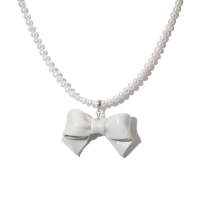 H2 STUDIO WOMEN'S WHITE / SILVER BOWTIE MANIAC LARGE CERAMIC BOWTIE ROUND FRESHWATER PEARL NECKLACE WHITE SILV