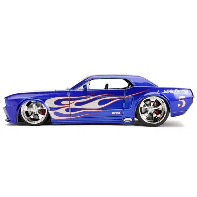 JADA TOYS JADA 1965 FORD MUSTANG NO.5 L. JOHNS RACING CANDY BLUE WITH FLAME GRAPHICS BIGTIME MUSCLE SERIES 1-2