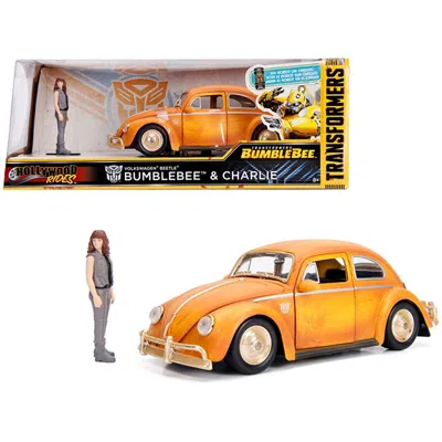 JADA TOYS JADA VOLKSWAGEN BEETLE WEATHERED YELLOW WITH ROBOT ON CHASSIS & CHARLIE DIECAST FIGURINE BUMBLEBEE 2