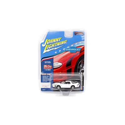 JOHNNY LIGHTNING 2002 CHEVROLET CAMARO ZL1 427 MUSCLE CARS USA LIMITED EDITION TO 2,016 PIECES WORLDWIDE - WHITE