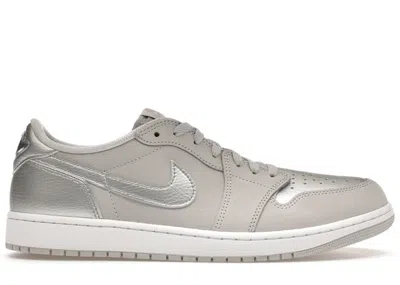 JORDAN MEN'S JORDAN 1 LOW OG SNEAKERS IN NEUTRAL GREY/METALLIC SILVER/WHITE