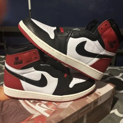 JORDAN SIZE 9 - 2024 MEN’S AIR JORDAN 1 RETRO OG HIGH BLACK TOE REIMAGINED DZ5485-106