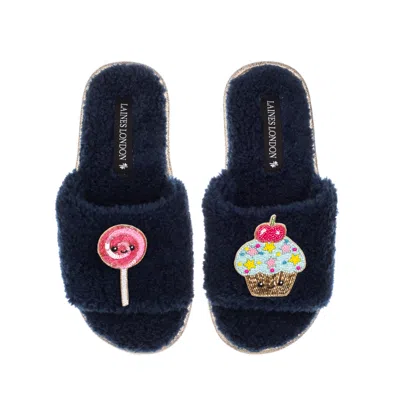 LAINES LONDON WOMEN'S BLUE TEDDY SLIDER SLIPPERS WITH LAINES LOVABLES LOLLIPOP & CUPCAKE BROOCHES - NAVY