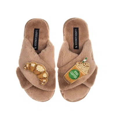 LAINES LONDON WOMEN'S BROWN CLASSIC LAINES SLIPPERS WITH ICED COFFEE & CROISSANT BROOCHES - TOFFEE