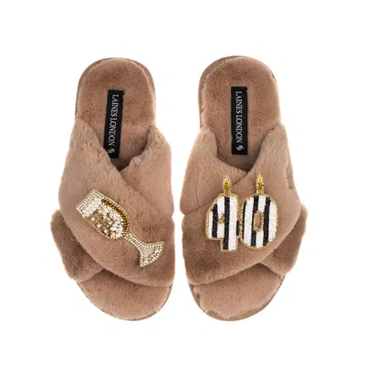 LAINES LONDON WOMEN'S BROWN CLASSIC LAINES SLIPPERS WITH STRIPE 40TH BIRTHDAY & GLASS OF CHAMPAGNE BROOCHES - TOFF