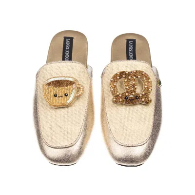 LAINES LONDON WOMEN'S GOLD / NEUTRALS CLASSIC MULES WITH LAINES LOVABLES HOT CHOCOLATE & PRETZEL BROOCHES - CREAM 