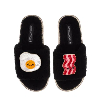 LAINES LONDON WOMEN'S TEDDY SLIDER SLIPPERS WITH LAINES LOVABLES EGG & BACON BROOCHES - BLACK