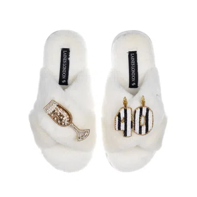LAINES LONDON WOMEN'S WHITE CLASSIC LAINES SLIPPERS WITH STRIPE 40TH BIRTHDAY & GLASS OF CHAMPAGNE BROOCHES - CREA