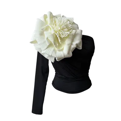 LONDON ATELIER BYPRODUCT WOMEN'S BLACK / WHITE BLACK ONE SLEEVE TOP WITH WHITE FLOWER PIN