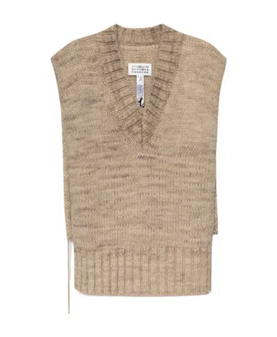 MAISON MARGIELA MAISON MARGIELA V-NECK RIBBED KNITTED VEST
