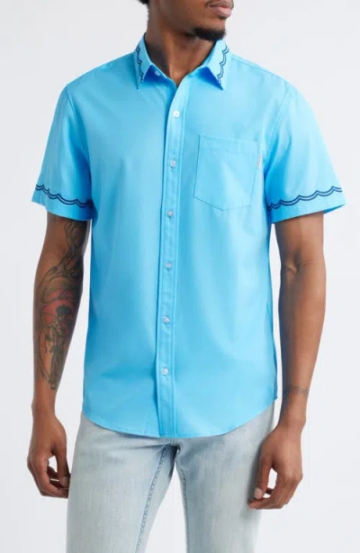 MAVRANS MAVRANS WEEKEND WAVE EMBROIDERED SHORT SLEEVE PERFORMANCE BUTTON-UP SHIRT