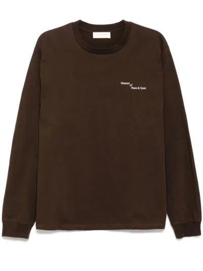 MUSEUM OF PEACE AND QUIET 斜体字母T恤