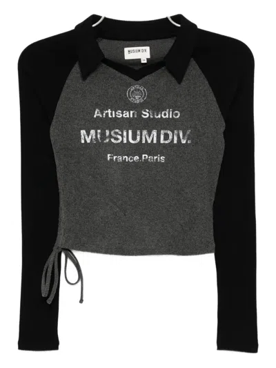 MUSIUM DIV. LOGO-PRINT COLLAR-EMBELLISHED T-SHIRT
